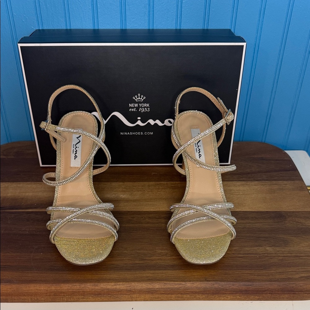 👠 NWT Nina Anna Platinum Luna Shine Heels Size 7